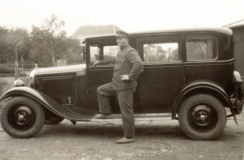 01- Axel Th. Jensen, Faxe Ldp.jpg - Faster Dagmar's mand Axel Th. Jensen Vongmand i Faxe Ladeplads Omkr. 1940. (Faxe Kommunes Lokalhistoriske Arkiv)  ( Citroen C4 fra 1929 ? )